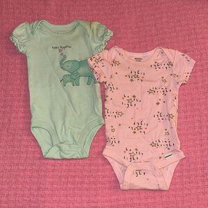 5 / $20 💖
Gerber 0 to 3 month onesies never worn